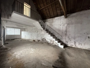 Armazém para Venda em Porto de Mós - São João Baptista e São Pedro