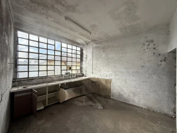 Armazém para Venda em Porto de Mós - São João Baptista e São Pedro