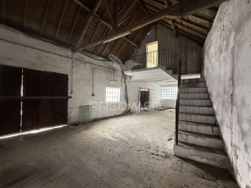 Armazém para Venda em Porto de Mós - São João Baptista e São Pedro