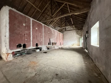 Armazém para Venda em Porto de Mós - São João Baptista e São Pedro