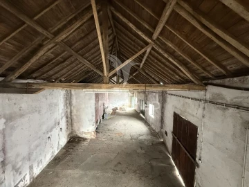 Armazém para Venda em Porto de Mós - São João Baptista e São Pedro