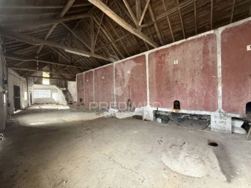 Armazém para Venda em Porto de Mós - São João Baptista e São Pedro