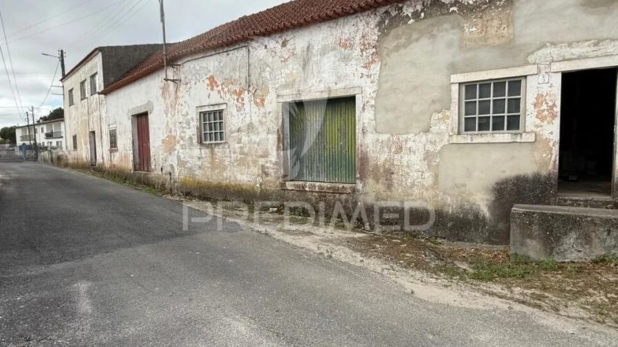 Armazém para Venda em Porto de Mós - São João Baptista e São Pedro