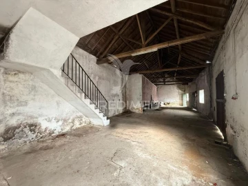 Armazém para Venda em Porto de Mós - São João Baptista e São Pedro