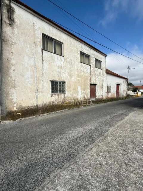 Armazém para Venda em Porto de Mós - São João Baptista e São Pedro