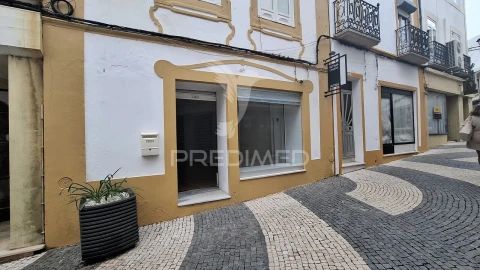 Loja para Arrendamento em Sé e São Lourenço