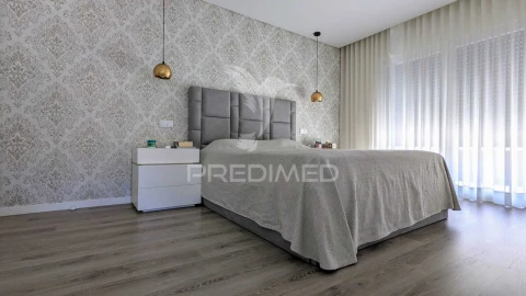 Moradia T4 para Venda em Ramada e Caneças