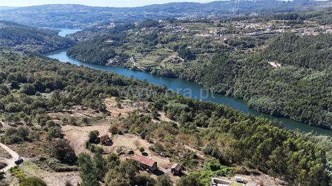 Quinta T0 para Venda em Avessadas e Rosém