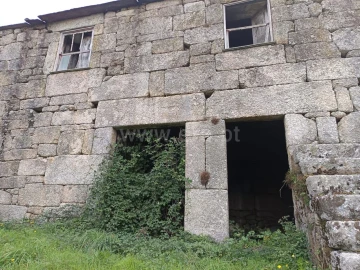 Moradia T0 para Venda em Teixeira e Teixeiró