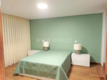 Moradia T5 para Venda em Sobrado e Bairros