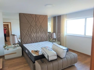 Moradia T5 para Venda em Sobrado e Bairros