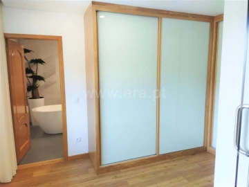 Moradia T5 para Venda em Sobrado e Bairros