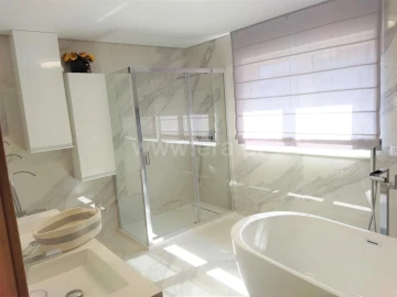 Moradia T5 para Venda em Sobrado e Bairros