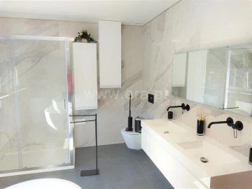 Moradia T5 para Venda em Sobrado e Bairros