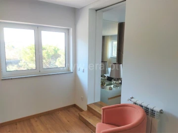 Moradia T5 para Venda em Sobrado e Bairros