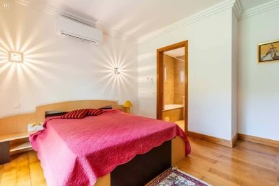 Moradia T4 para Venda em Albufeira e Olhos de Água