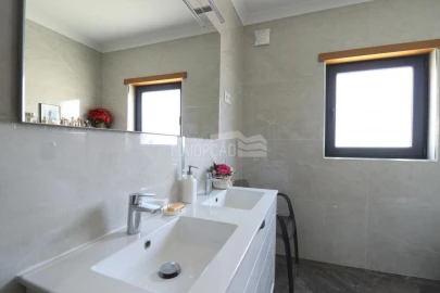 Moradia T5 para Venda em Sé, Santa Maria e Meixedo