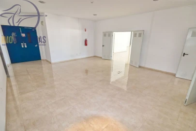 Armazém para Venda em Estômbar e Parchal