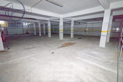 Armazém para Venda em Estômbar e Parchal