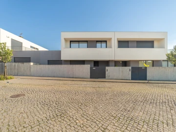 Moradia T4 para Venda em Gulpilhares e Valadares