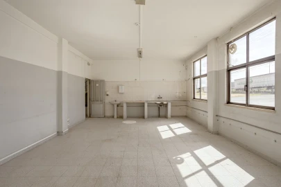 Armazém para Venda em Torres Novas (Santa Maria, Salvador e Santiago)