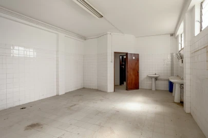 Armazém para Venda em Torres Novas (Santa Maria, Salvador e Santiago)