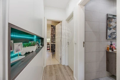 Apartamento T2 para Venda em Santo António dos Cavaleiros e Frielas