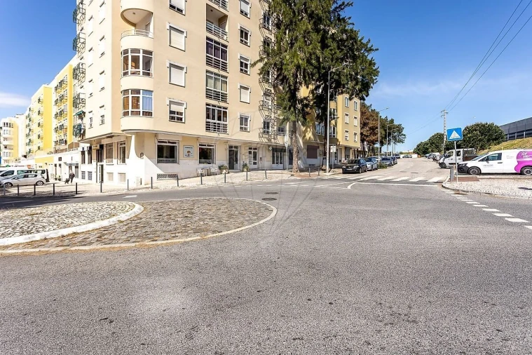 Apartamento T3 para Venda em Agualva e Mira-Sintra Foto 30