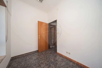 Loja para Arrendamento em Queluz e Belas