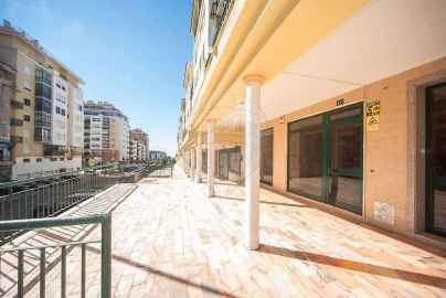 Loja para Arrendamento em Queluz e Belas
