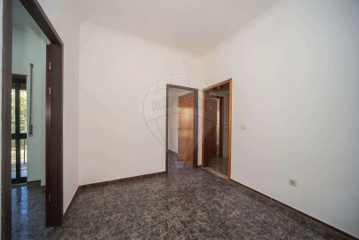 Loja para Arrendamento em Queluz e Belas