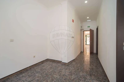 Loja para Arrendamento em Queluz e Belas