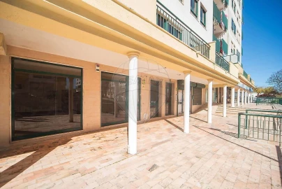 Loja para Arrendamento em Queluz e Belas