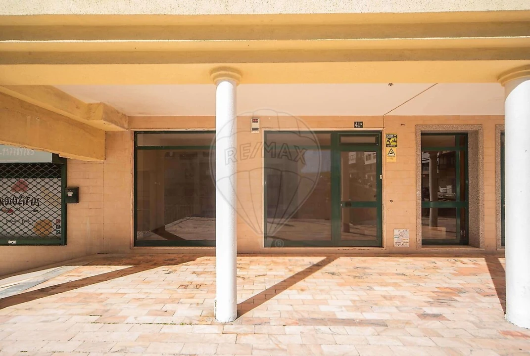 Loja para Arrendamento em Queluz e Belas Foto 2