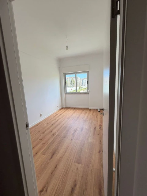 Apartamento T2 para Arrendamento em Agualva e Mira-Sintra