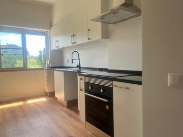 Apartamento T2 para Arrendamento em Agualva e Mira-Sintra