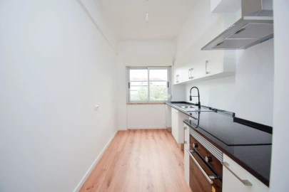 Apartamento T2 para Arrendamento em Agualva e Mira-Sintra