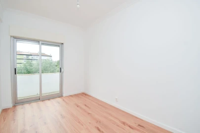 Apartamento T2 para Arrendamento em Agualva e Mira-Sintra