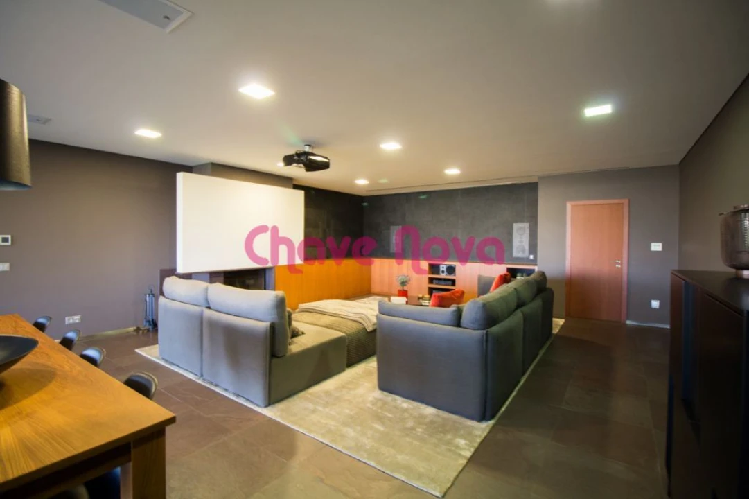 Moradia T5 para Venda em O. Azeméis, Riba-Ul, Ul, Macinhata Seixa, Madail Foto 3