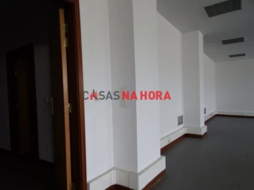 Escritório para Arrendamento em Ajuda