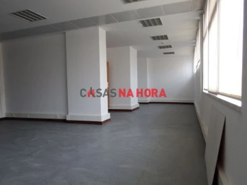 Escritório para Arrendamento em Ajuda