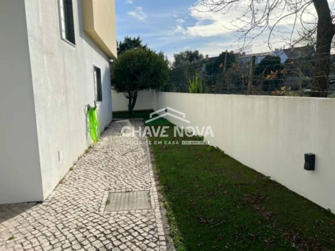 Moradia T4 para Venda em Santo Antonio da Charneca Foto 2