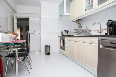 Apartamento T3 para Venda em Massamá e Monte Abraão