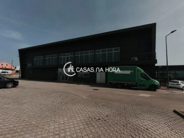 Armazém para Arrendamento em Rio de Mouro