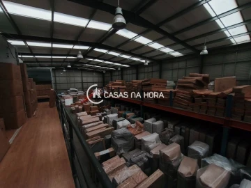 Armazém para Arrendamento em Rio de Mouro