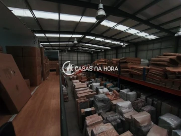 Armazém para Arrendamento em Rio de Mouro