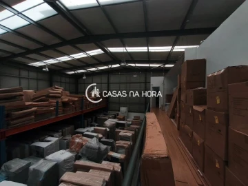 Armazém para Arrendamento em Rio de Mouro