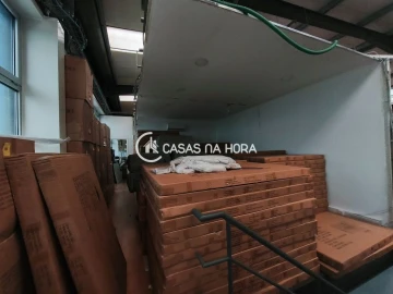 Armazém para Arrendamento em Rio de Mouro