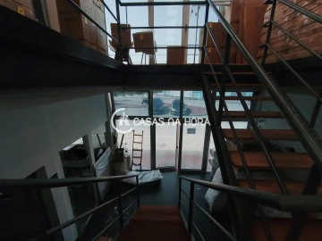 Armazém para Arrendamento em Rio de Mouro