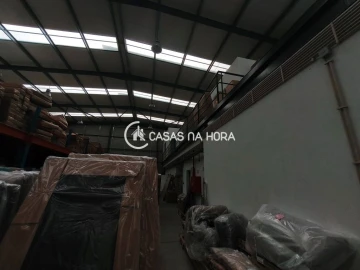 Armazém para Arrendamento em Rio de Mouro